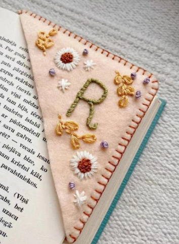 2023 Trendy Chinese Style Embroidered Letter Bookmark