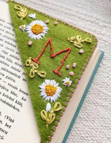 2023 Trendy Chinese Style Embroidered Letter Bookmark
